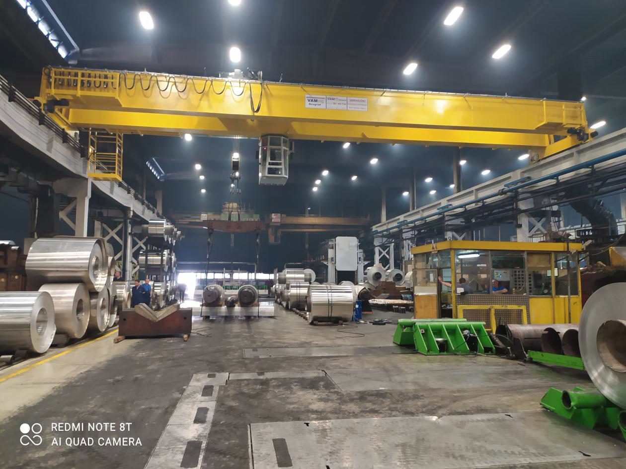 Dvogreda mosna dizalica 45/15 t, raspona 25 m, iznad koluteva aluminijuma u Impol Sevalu